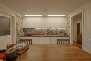 보태니컬 패턴이 돋보이는 클래식 펜트하우스 주방